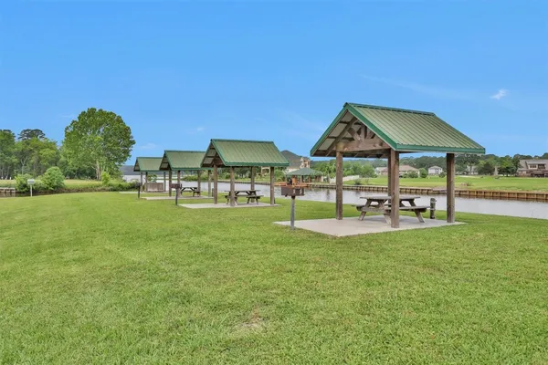 $427,000 | 147 Wildwood Lake Drive, Huntsville, TX 77340