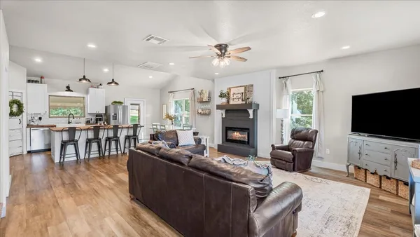 $427,000 | 147 Wildwood Lake Drive, Huntsville, TX 77340