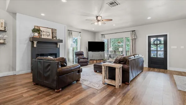 $427,000 | 147 Wildwood Lake Drive, Huntsville, TX 77340