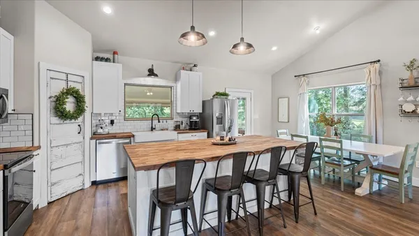 $427,000 | 147 Wildwood Lake Drive, Huntsville, TX 77340