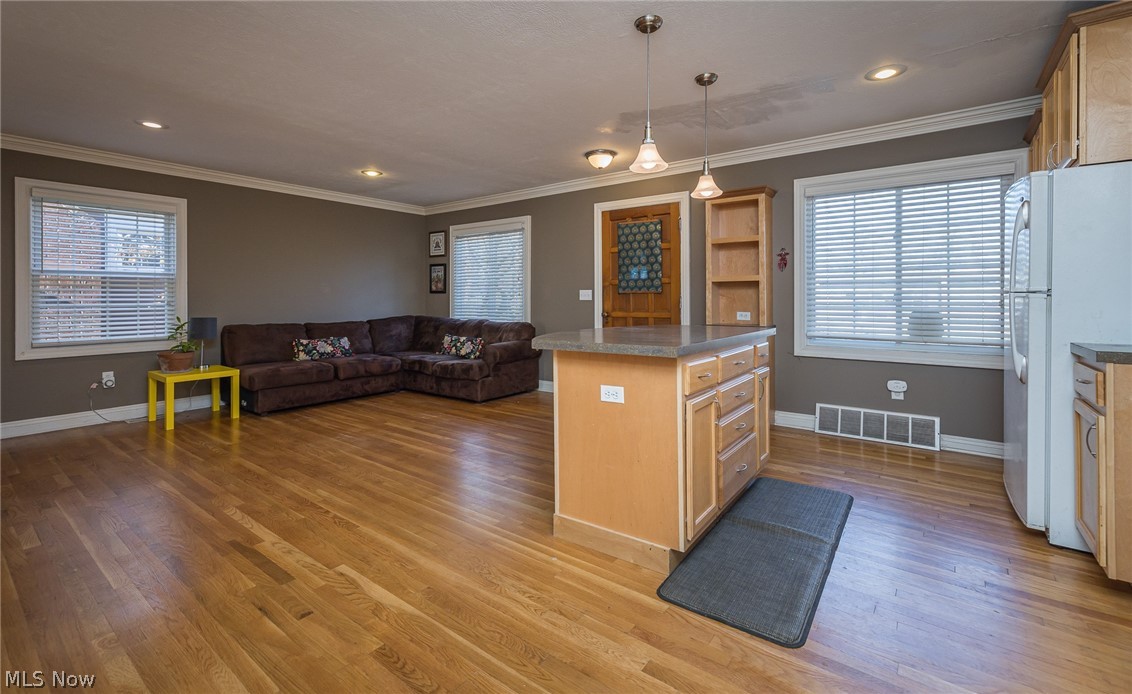 3894 Parkdale Road Cleveland, OH 44121 - Photo 12 of 35