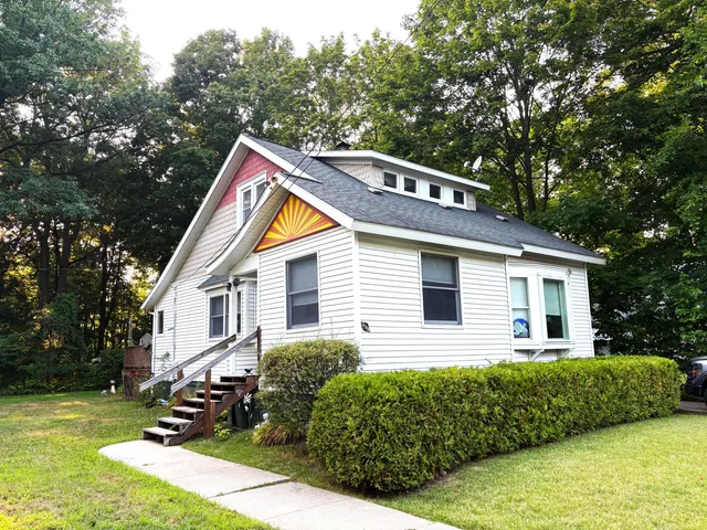 $319,900 | 264 Hubbard Street, South Haven, MI 49090
