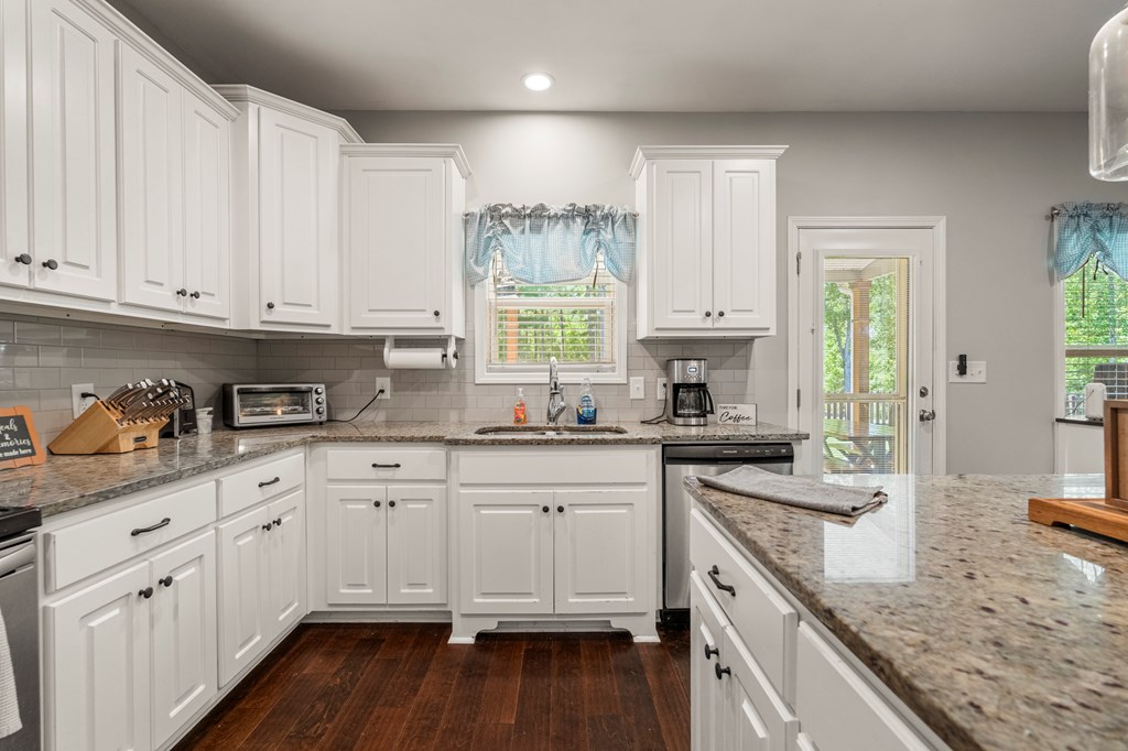 209 Marsh Road West Point, GA 31833 - Photo 17 of 50 Tons of cabinet & counter space!