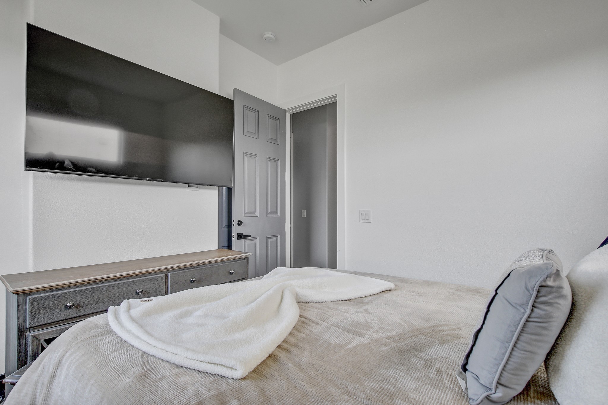 4703 Louis Avenue, Unit A Austin, TX 78721 - Photo 17 of 35 View of bedroom
