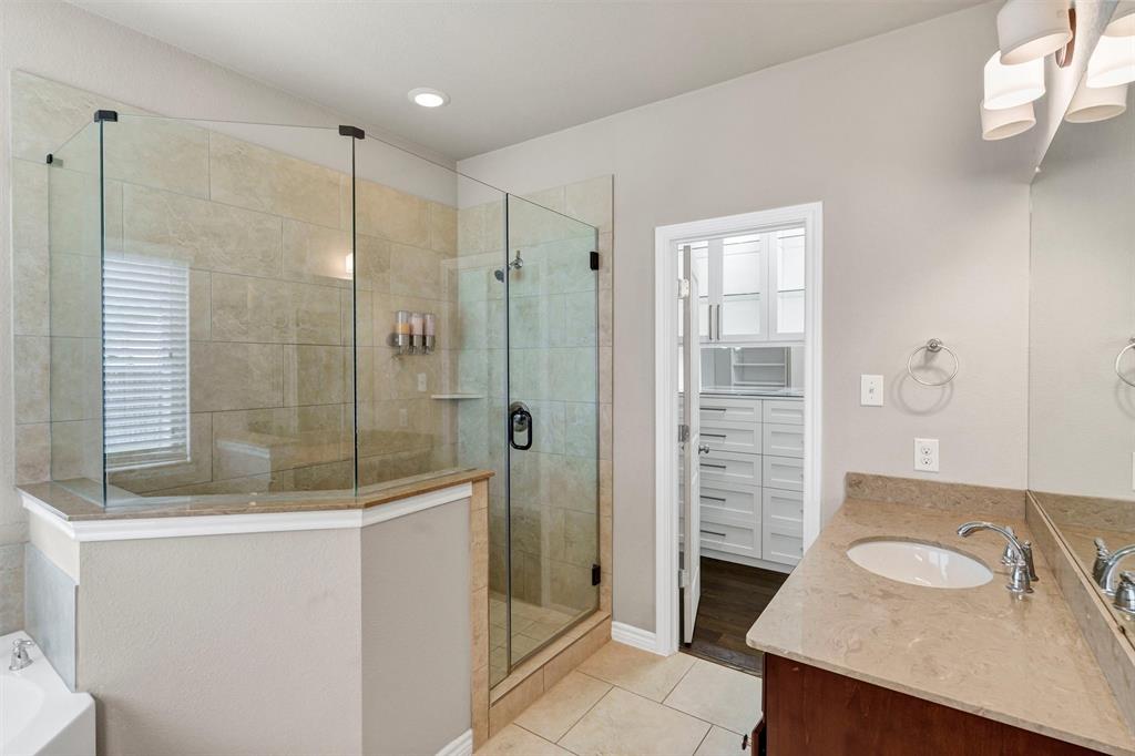420 Prairie Run Aledo, TX 76008 - Photo 22 of 37 a bathroom with a sink and a mirror with bathtub