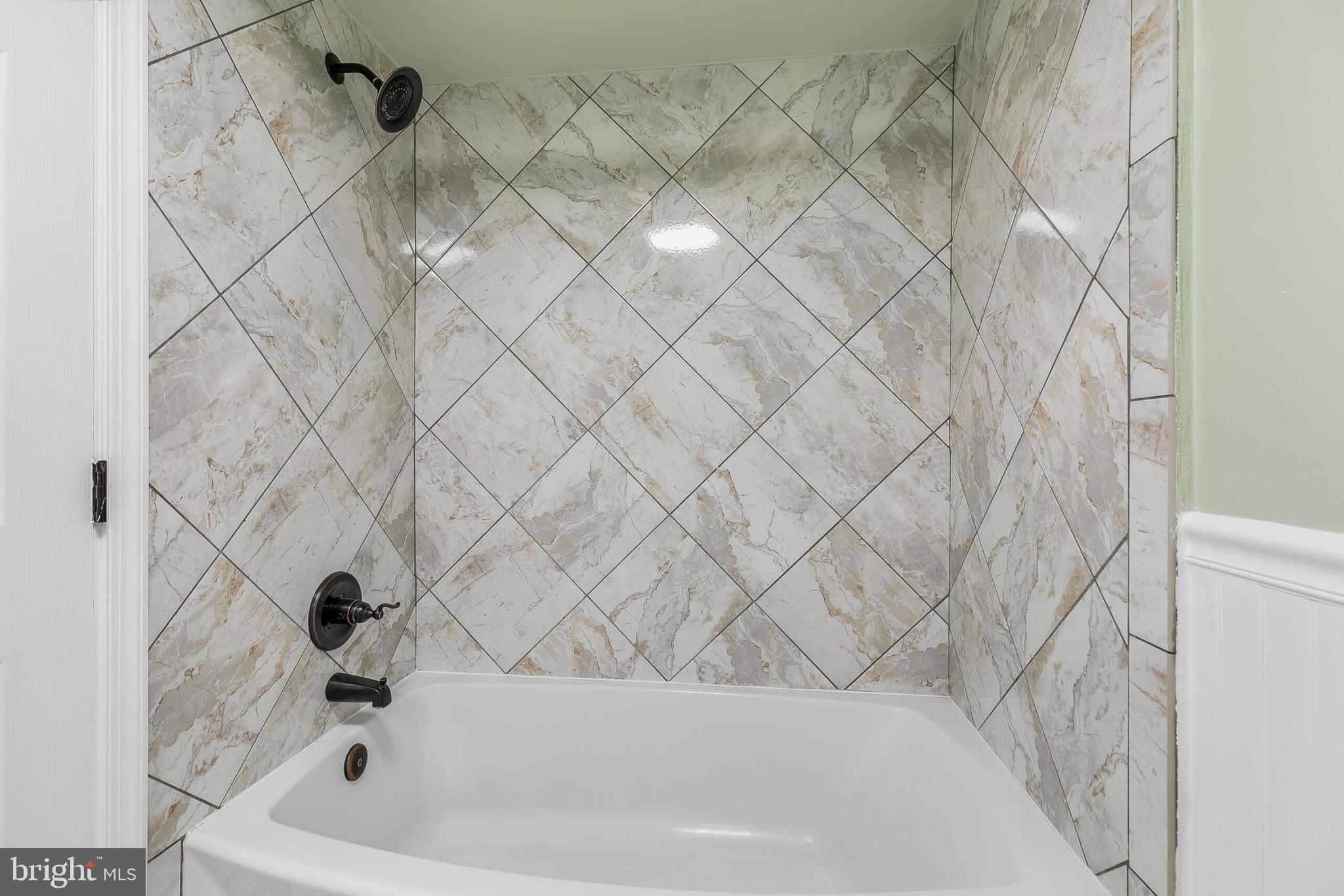2255 Castle Rock Square, Unit 12C Reston, VA 20191 - Photo 14 of 29 a bathroom with a bathtub