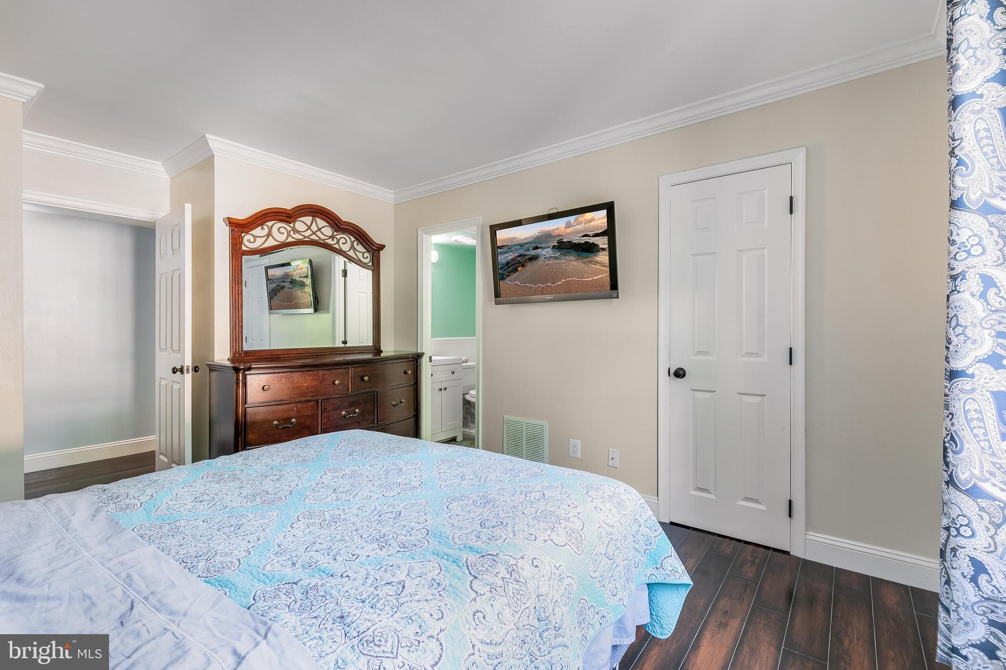 2255 Castle Rock Square, Unit 12C Reston, VA 20191 - Photo 20 of 29 a bedroom with a bed and a dresser