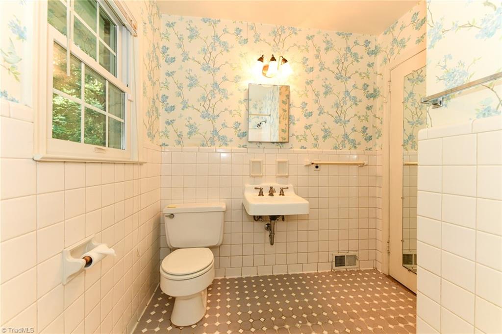1020 Huntingdon Road Winston-Salem, NC 27104 - Photo 14 of 31 Gallery Image 14