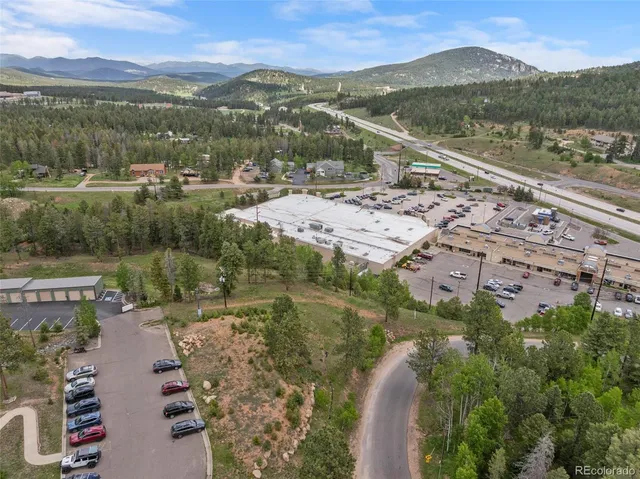 a view of a yard with a fountain