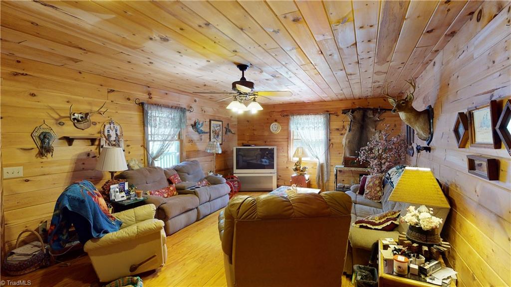 314 Wayne Marshall Road Elkin, NC 28621 - Photo 9 of 49 Spacious living room