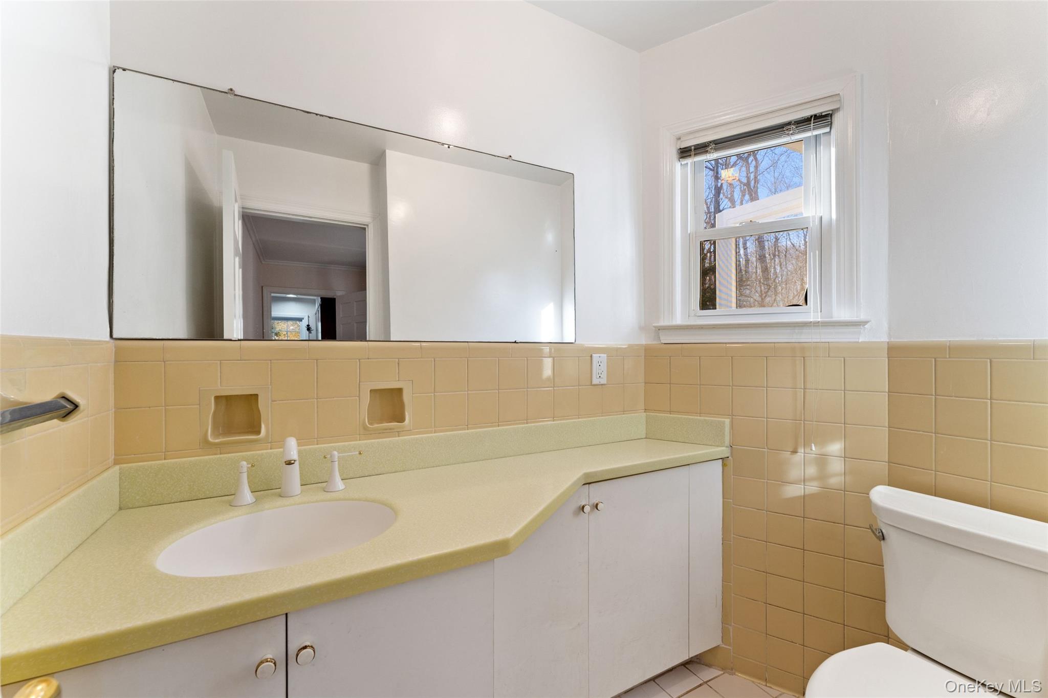 285 Old Colony Road Hartsdale, NY 10530 - Photo 13 of 35 Powder Room