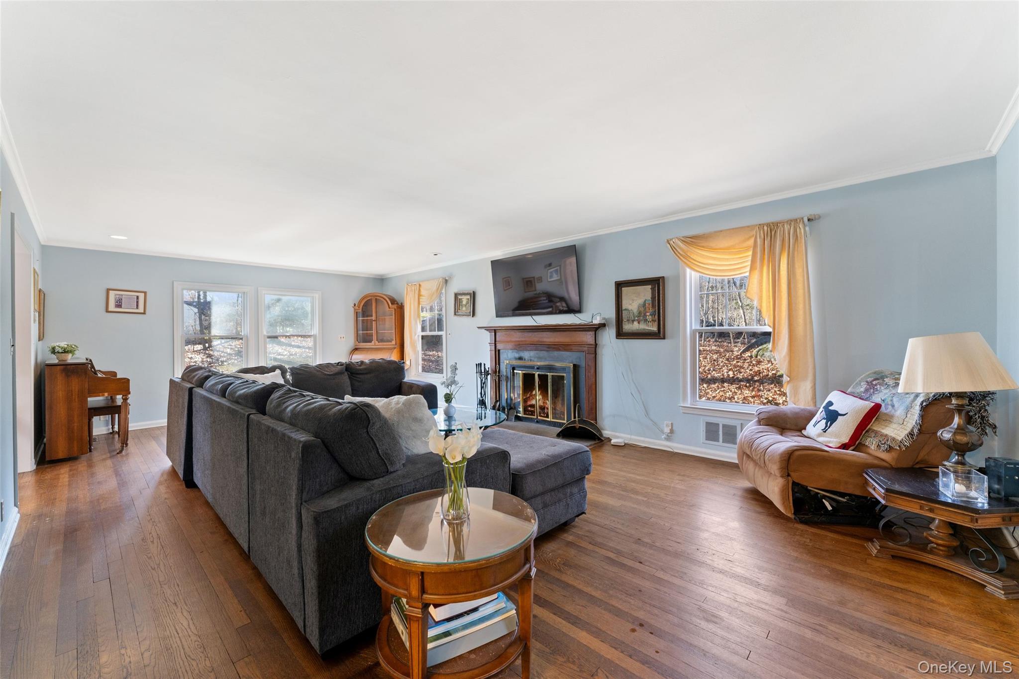 285 Old Colony Road Hartsdale, NY 10530 - Photo 5 of 35 Living Room