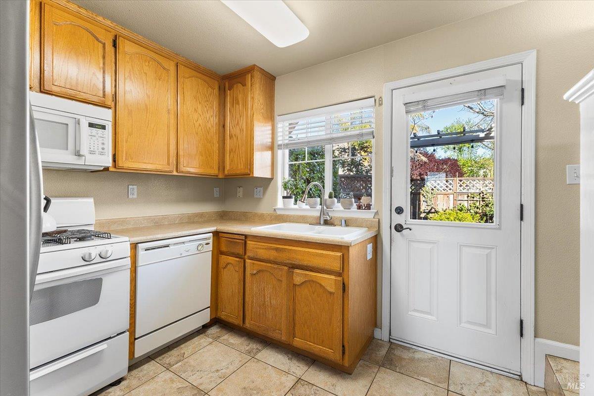 2310 Iroquois Street Santa Rosa, CA 95403 - Photo 9 of 26