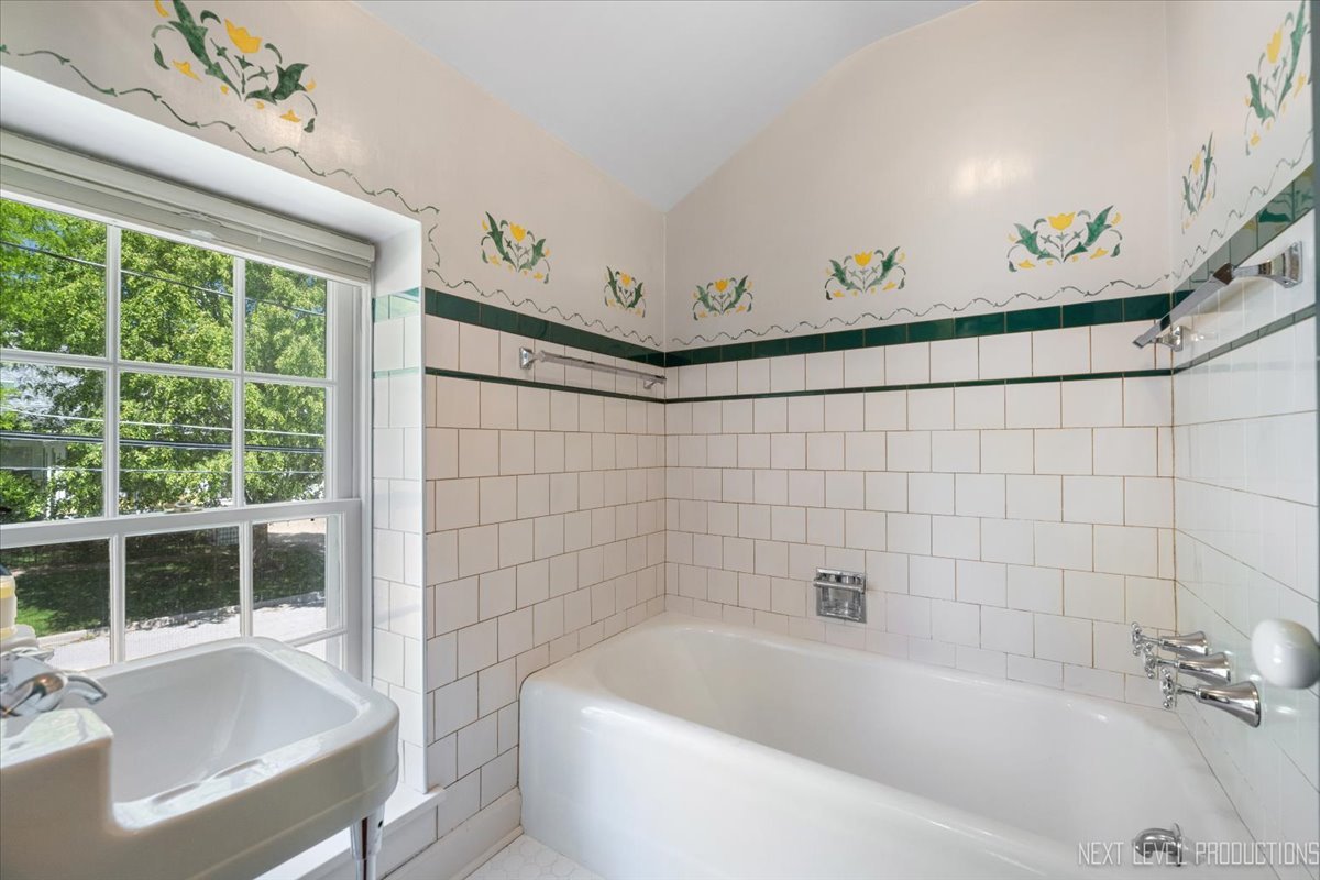 301 South 1st Street Geneva, IL 60134 - Photo 18 of 25 a bathroom with a bathtub and shower