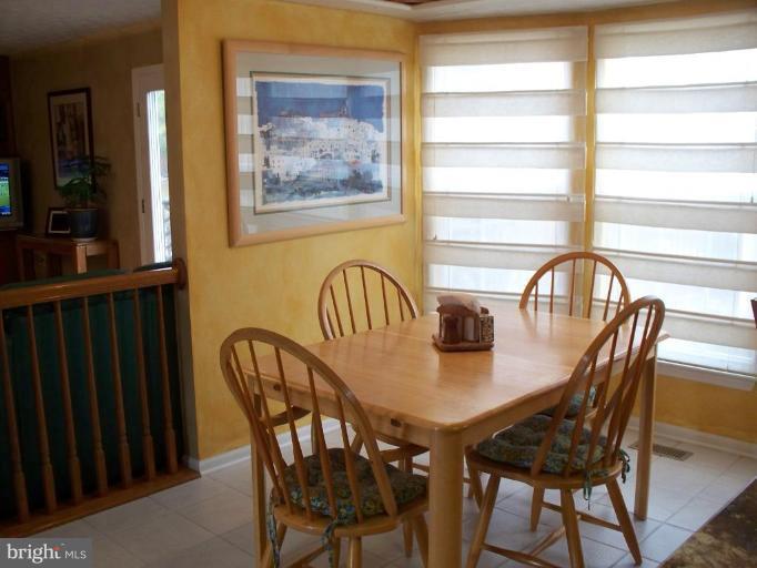 602 Monarch Ridge Road Frederick, MD 21703 - Photo 6 of 29 Breakfast Nook adjoins Family Room.