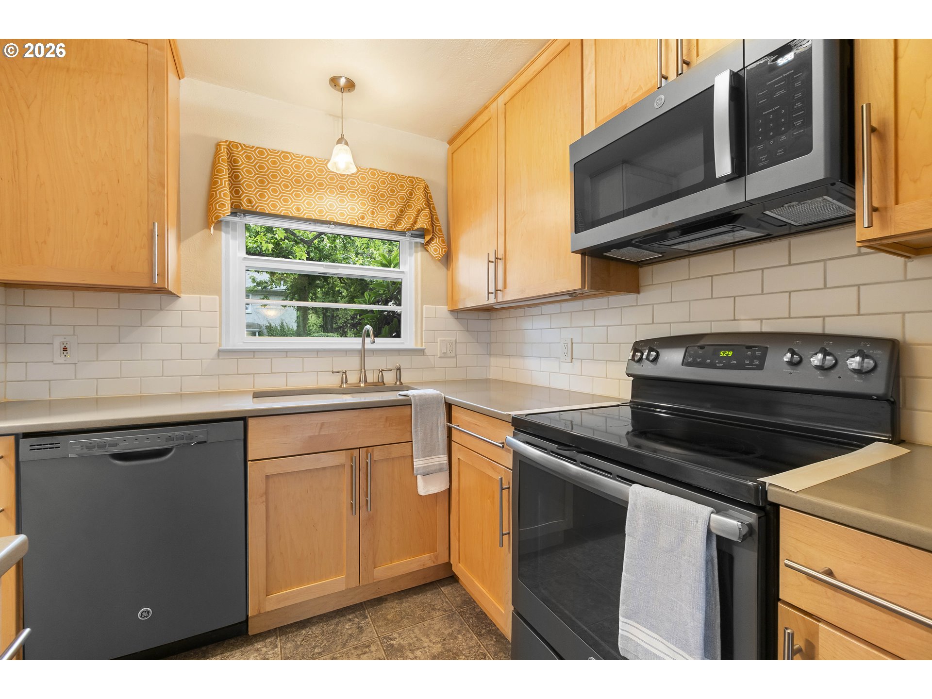 6810 Northeast Hancock Street Portland, OR 97213 - Photo 9 of 40