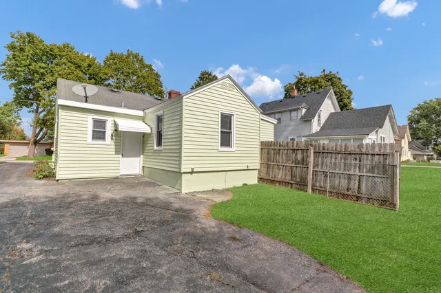 $1,750 | 345 Illinois Street, Carpentersville, IL 60118