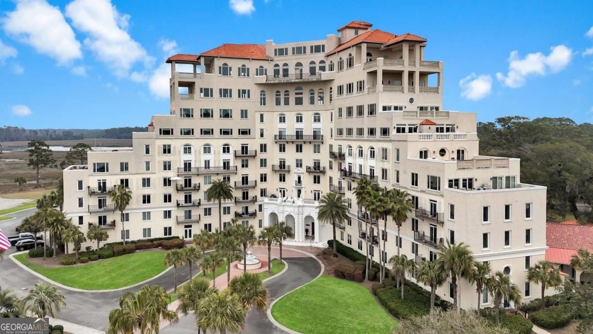 700 Wilmington Island Road, Unit 201 Savannah, GA 31410 - Photo 44 of 51 a large building with a yard in front of it