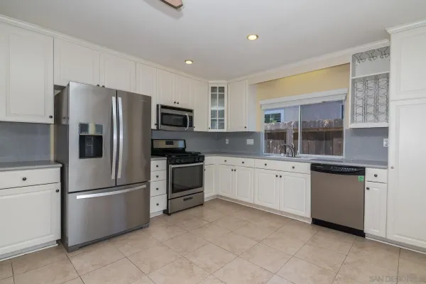 $3,950 | 10939 Avenida Del Gato, San Diego, CA 92126
