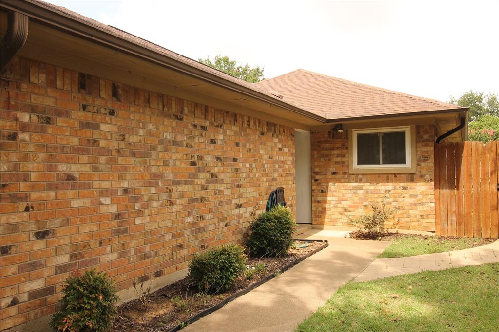 1714 Redbud Lane Euless, TX 76039 - Photo 3 of 23