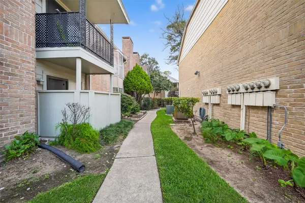 a view of a pathway with house on both side