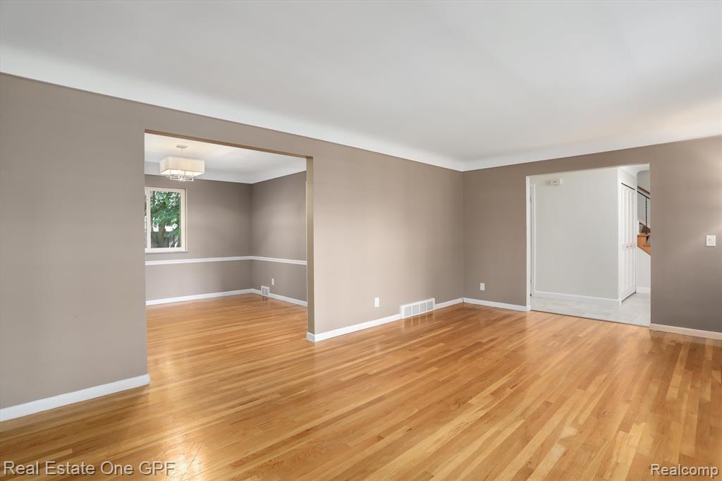 724 South Rosedale Court Grosse Pointe Woods, MI 48080 - Photo 15 of 31