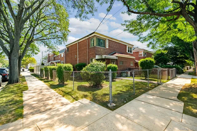 a view of a house with backyard