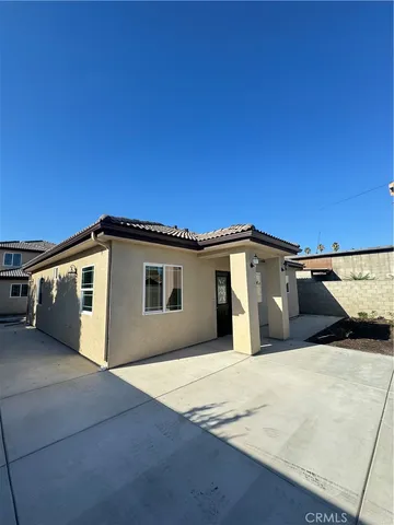 a view of a house with a backyard