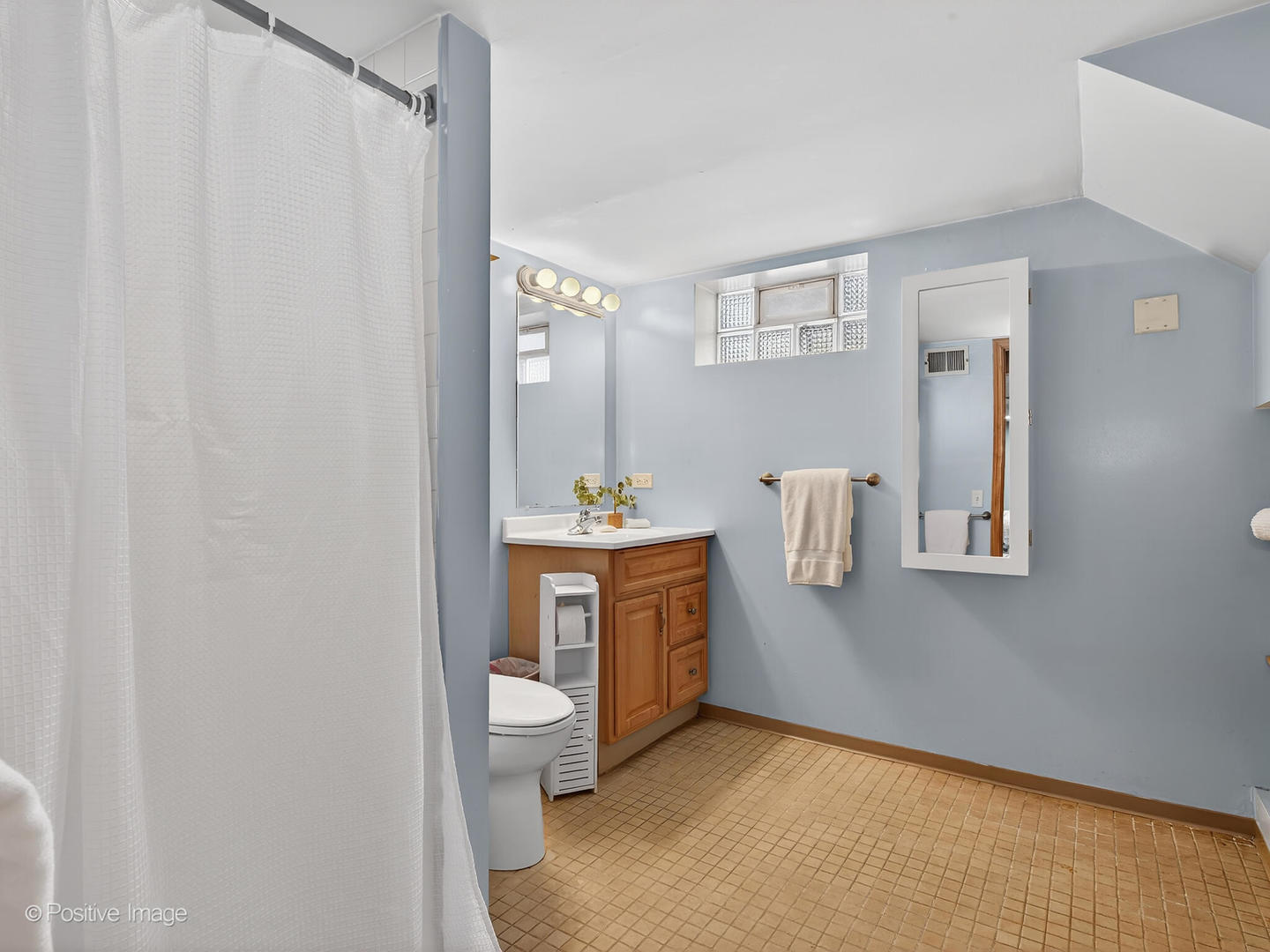 4214 Prairie Avenue Brookfield, IL 60513 - Photo 16 of 19 a room with a bathtub and a sink