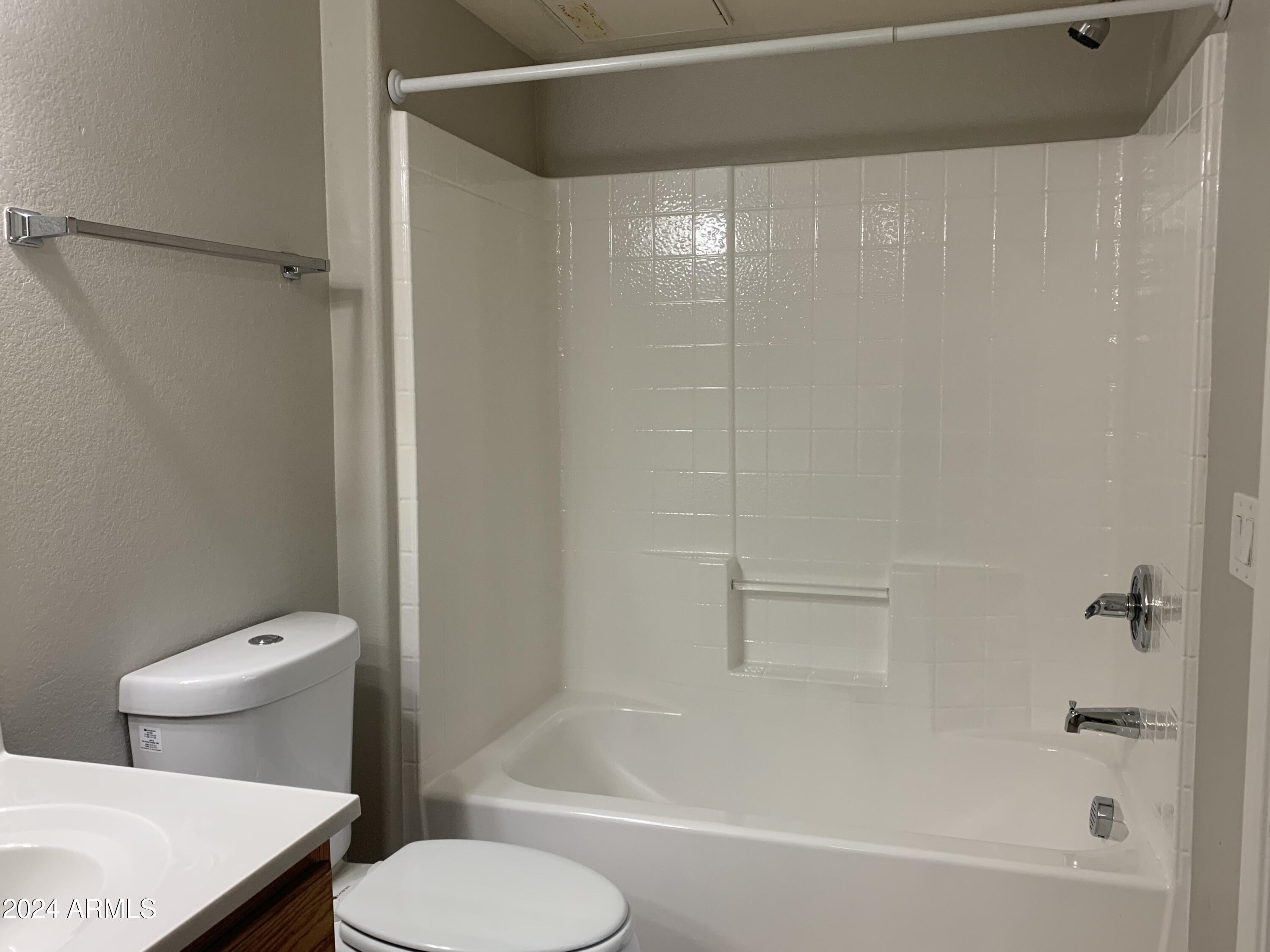 280 South Evergreen Road, Unit 1297 Tempe, AZ 85288 - Photo 32 of 51 1st Floor Bath Tub