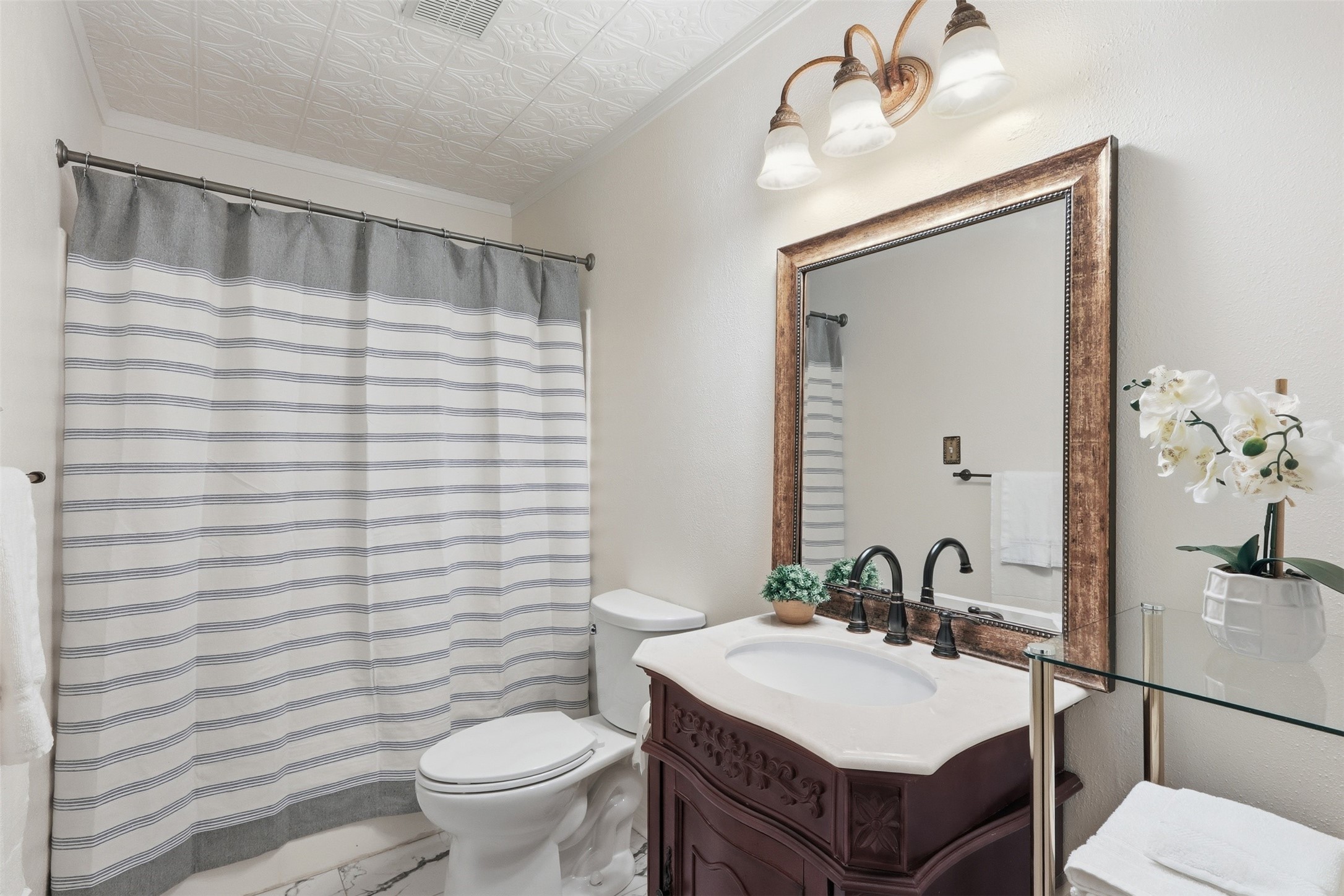 10 East Broken Oak Court Spring, TX 77381 - Photo 20 of 31 Primary bathroom with tub shower combo, perfect for soaking away any stresses!