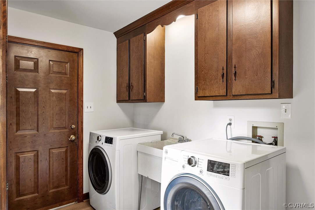 1006 Castle Hollow Road Midlothian, VA 23114 - Photo 24 of 42 a view of washer and dryer with bathroom in the background