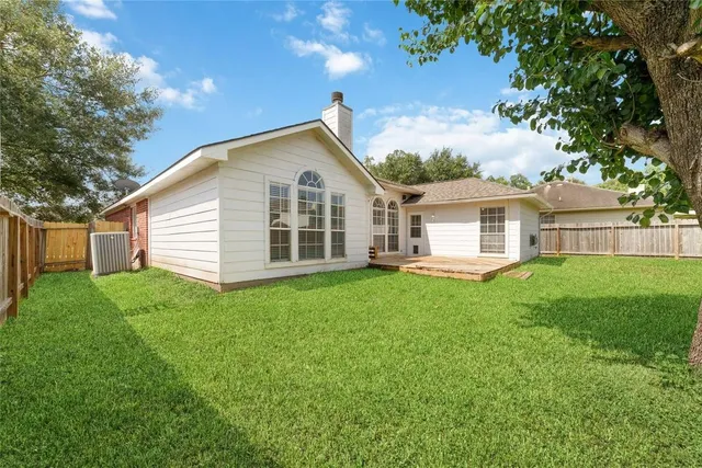 a view of a house with backyard