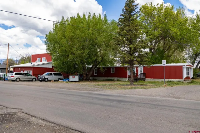 a view of a house with backyard