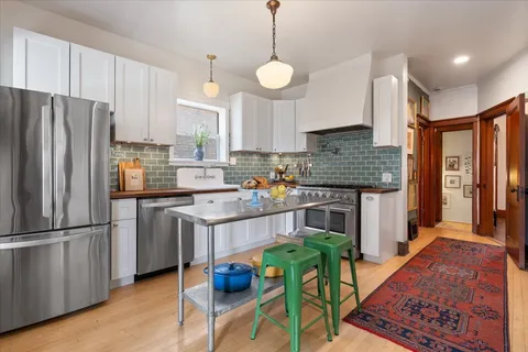 a view of entryway and kitchen