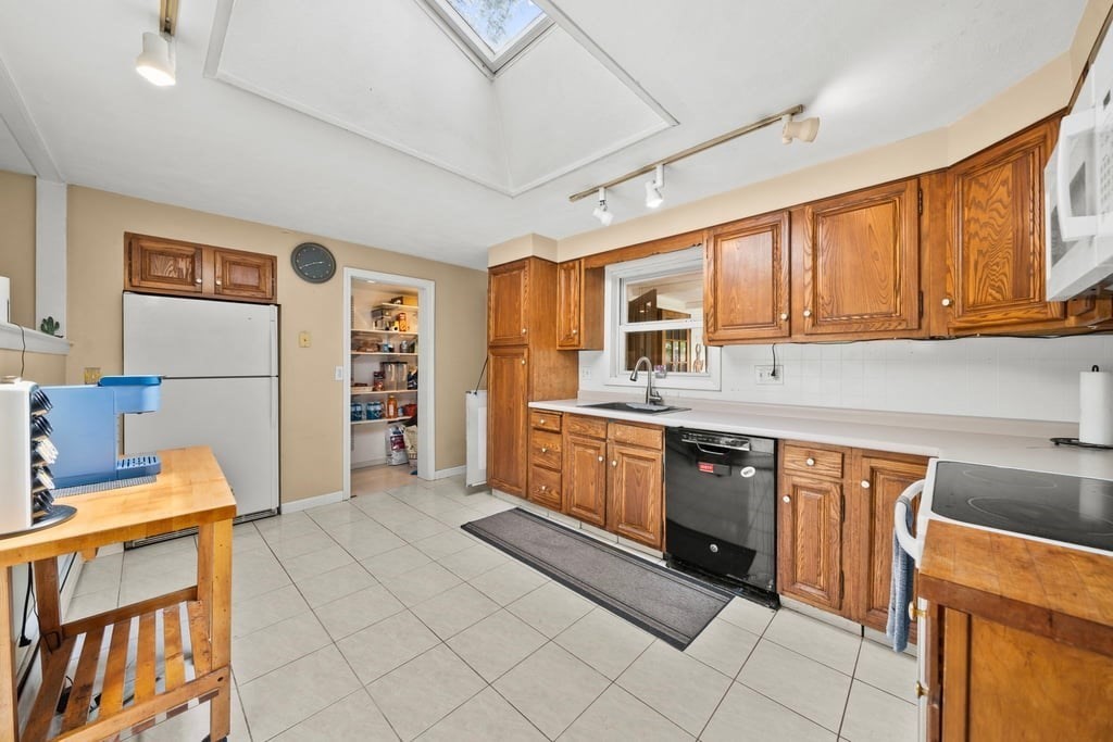 6 Antrim Road Peabody, MA 01960 - Photo 7 of 40
