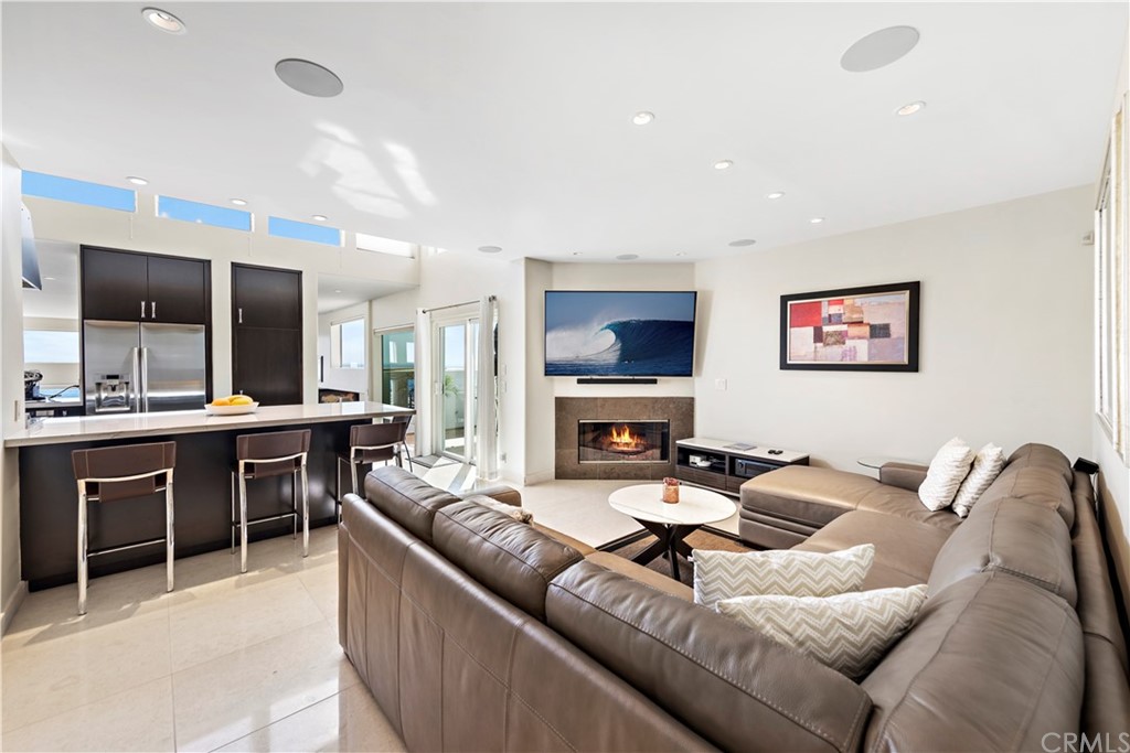 818 Hillcrest Drive Laguna Beach, CA 92651 - Photo 24 of 43 Family room