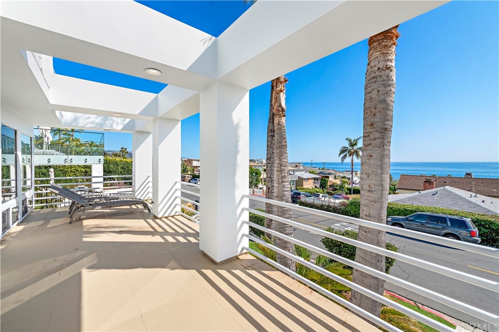 818 Hillcrest Drive Laguna Beach, CA 92651 - Photo 36 of 43 Lower deck looking south