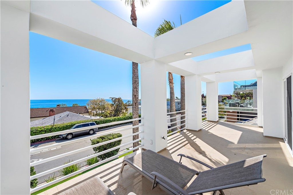 818 Hillcrest Drive Laguna Beach, CA 92651 - Photo 37 of 43 Lower deck looking north.