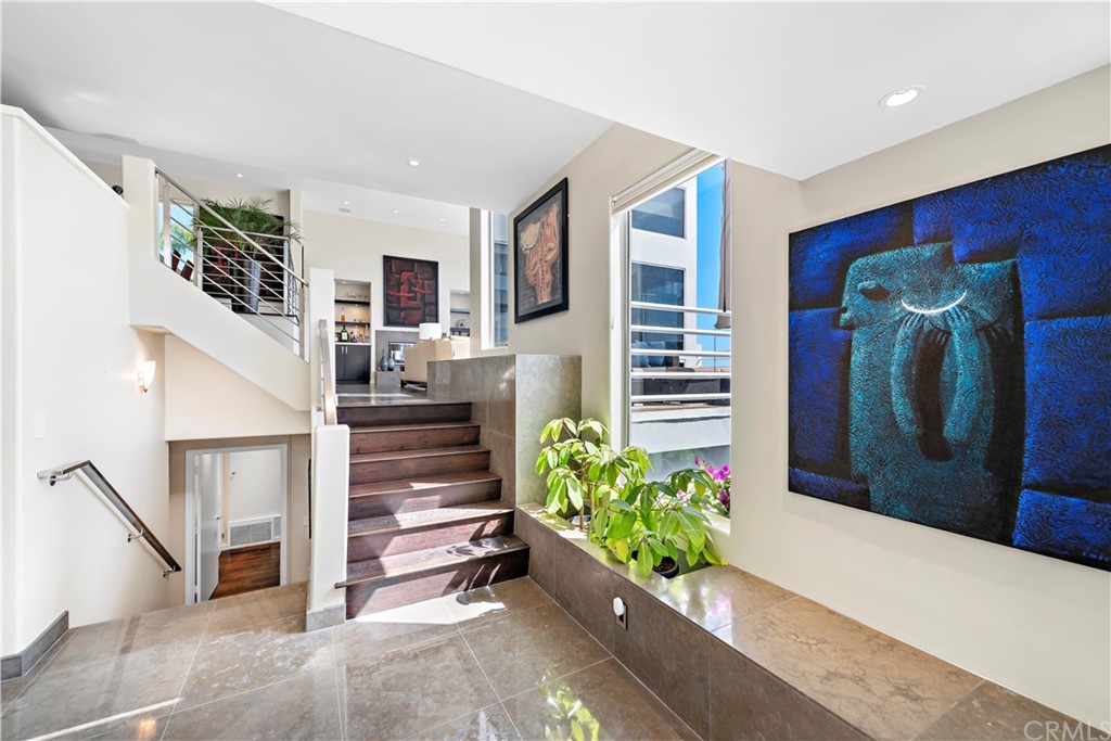 818 Hillcrest Drive Laguna Beach, CA 92651 - Photo 4 of 43 Foyer