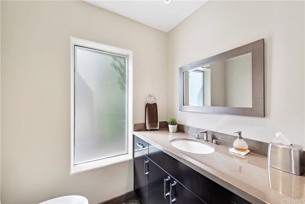 818 Hillcrest Drive Laguna Beach, CA 92651 - Photo 5 of 43 Powder of the foyer.