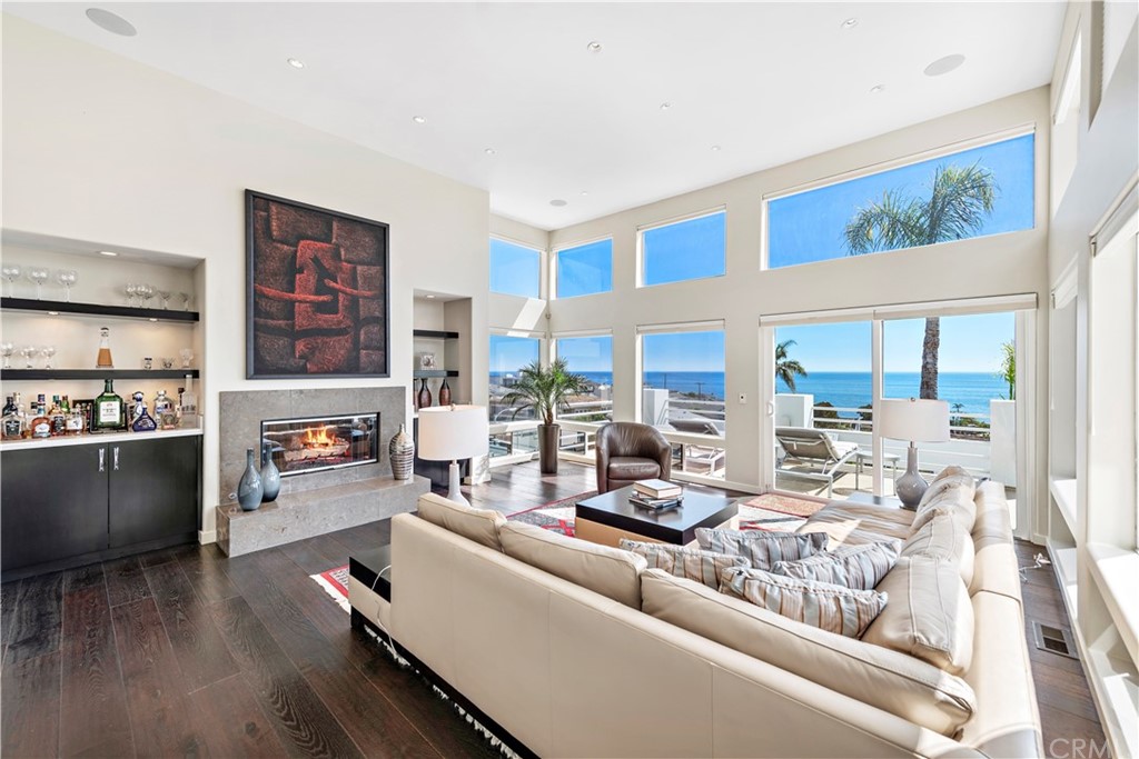 818 Hillcrest Drive Laguna Beach, CA 92651 - Photo 7 of 43 Living room