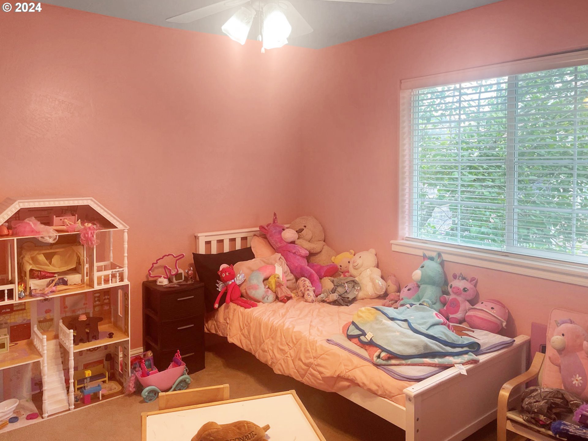 819 Easy Street, Unit 1 Brookings, OR 97415 - Photo 23 of 25 a bedroom with a bed and a window