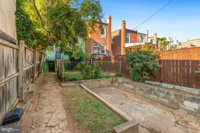 a view of a back yard