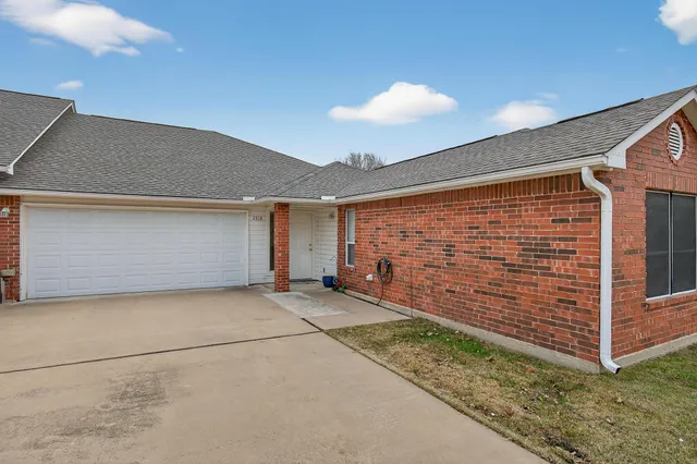 $549,900 | 253 Brae Burn Circle, Meadowlakes, TX 78654