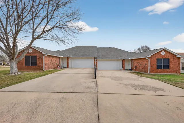 $549,900 | 253 Brae Burn Circle, Meadowlakes, TX 78654