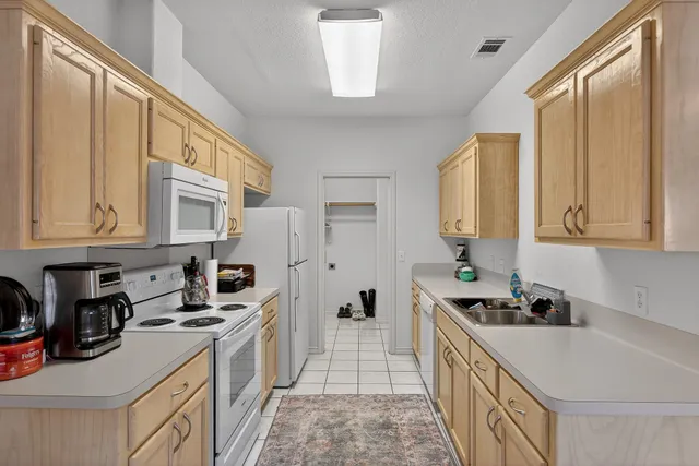 $549,900 | 253 Brae Burn Circle, Meadowlakes, TX 78654