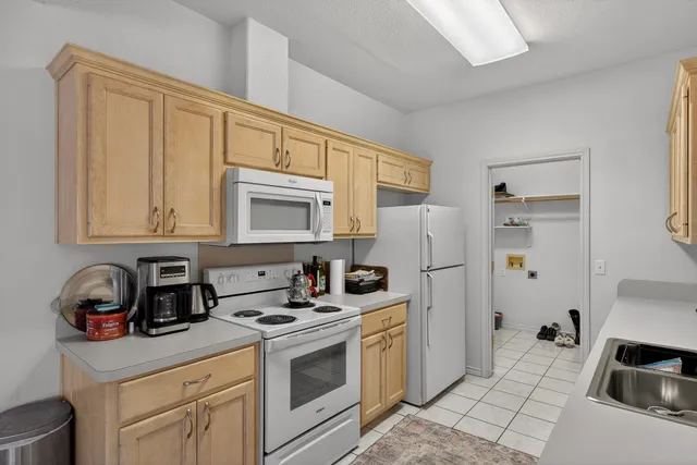 $549,900 | 253 Brae Burn Circle, Meadowlakes, TX 78654