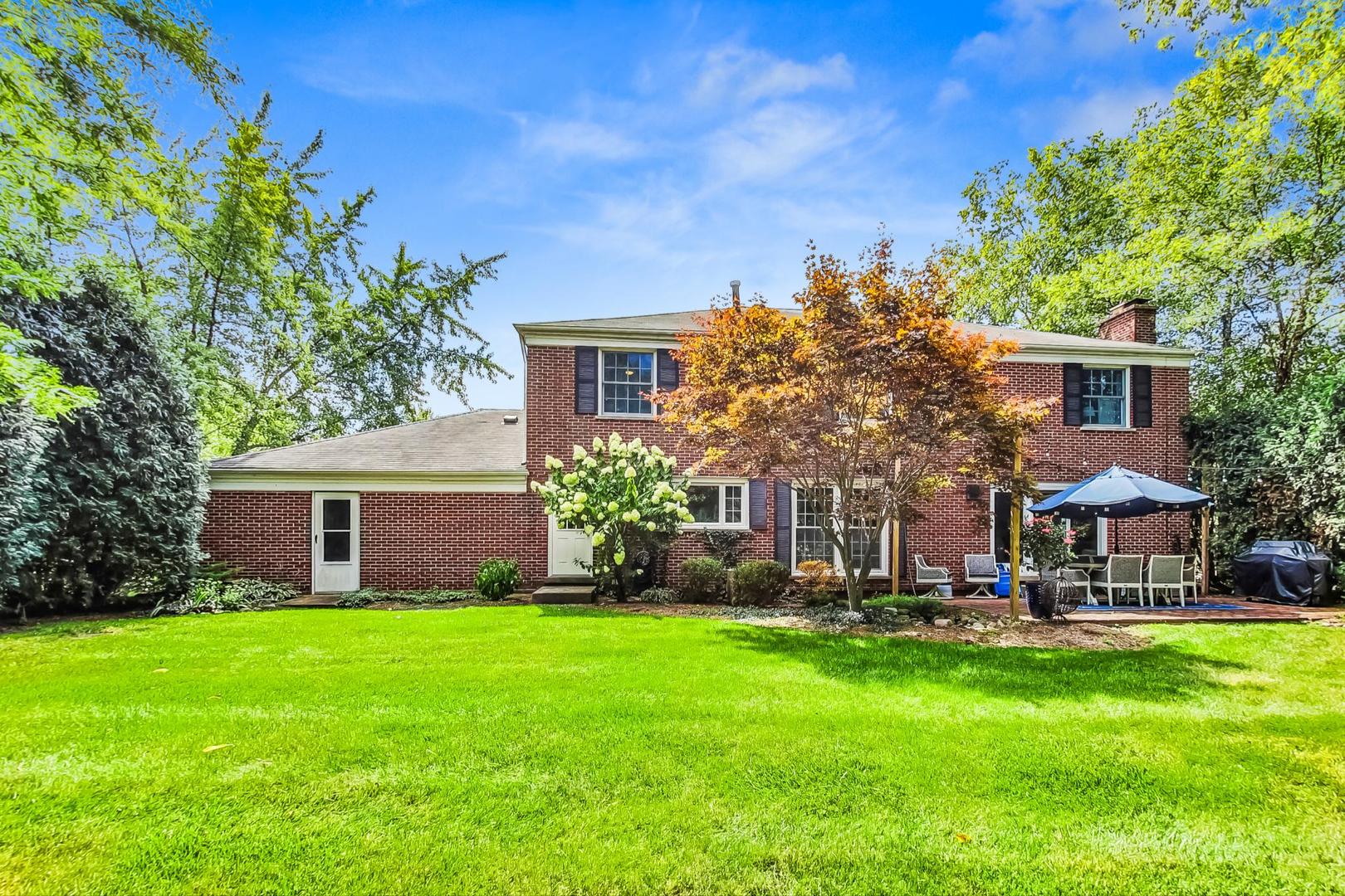 1 Knoll Ridge Road Rolling Meadows, IL 60008 - Photo 47 of 58 a front view of a house with garden and a tree