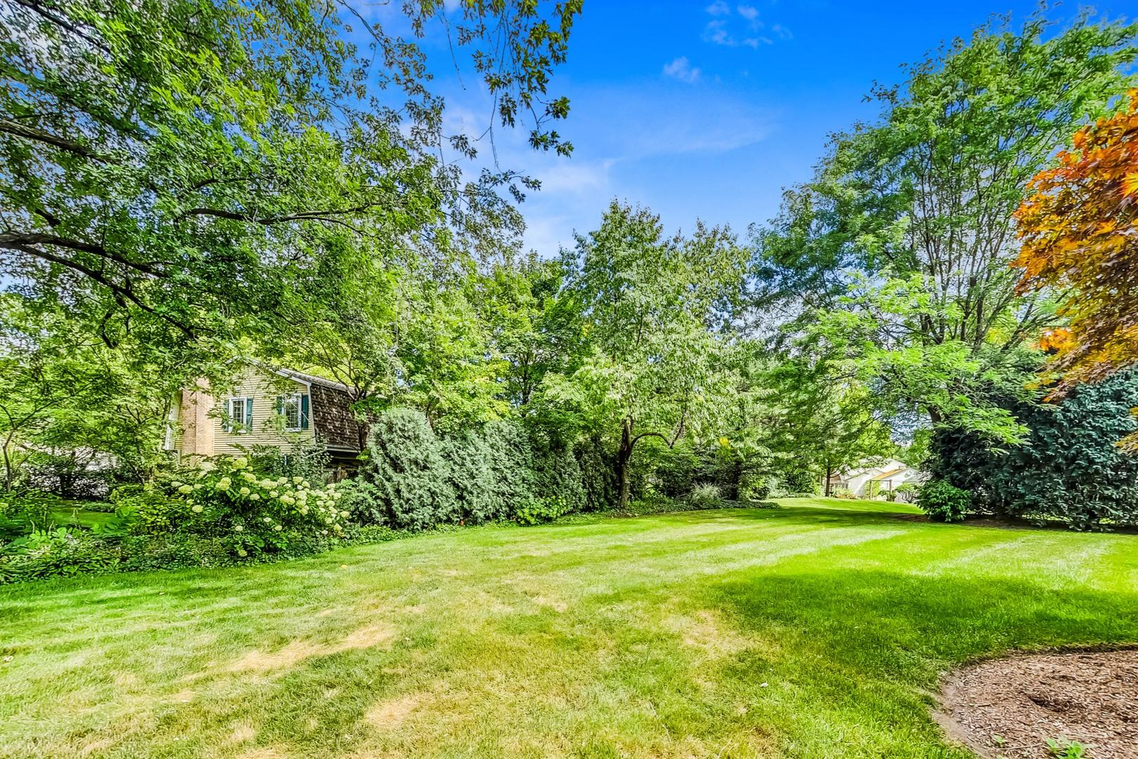 1 Knoll Ridge Road Rolling Meadows, IL 60008 - Photo 51 of 58 a view of a yard in front of a house